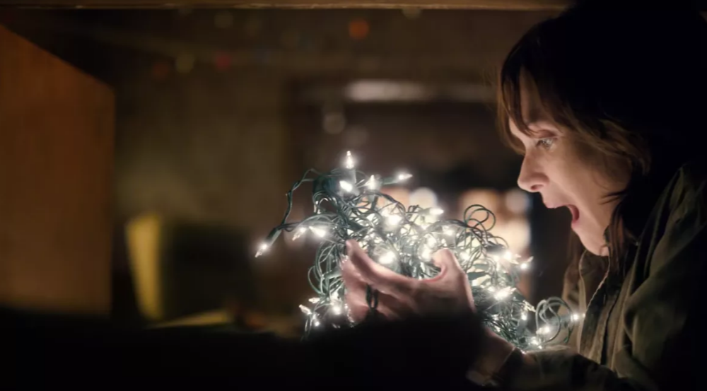 stranger-things-winona-ryder-christmas-lights